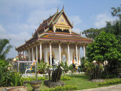 คณะผู้บริหารคณะเภสัชศาสตร์ ได้เดินทางไป วัดแก้วพิจิตร จ.ปราจีนบุรี เพื่อสำรวจสถานที่สำหรับเตรียมงานกฐินพระราชทานของคณะที่จะจัดในวันที่ 5 พ.ย. 2548 นี้  