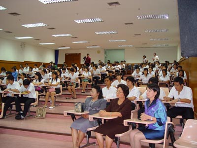 ภาพบรรยากาศงานปฐมนิเทศนักศึกษา ชั้นปีที่ 2 ประจำปีการศึกษา 2548 โดยมีการแนะนำอาจารย์หัวหน้าภาควิชาต่างๆ และแนะนำให้นักศึกษาชั้นปีที่ 2 ได้รู้รายละเอียดในการศึกษามากยิ่งขึ้น