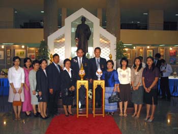 คณะผู้บริหาร และตัวแทนบุคลากรคณะเภสัชศาสตร์ วางพานพุ่มถวายราชสักการะพระบรมรูปสมเด็จพระมหิตลาธิเบศร อดุลยเดชวิกรม พระบรมราชชนก ในงาน 37 ปี วันพระราชทานนามมหาวิทยาลัยมหิดล