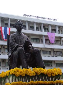 ตัวแทนจากคณะเภสัชศาสตร์อันประกอบด้วย คณะผู้บริหาร อาจารย์ ข้าราชการและนักศึกษาร่วมวางพวงมาลาพระราชานุสาวรีย์ สมเด็จพระมหิตลาธิเบศรอดุลยเดชวิกรมพระบรมราชชนก
สักการะพระราชานุสาวรีย์ ณ คณะสาธารณสุขศาสตร์,คณะแพทยศาสตร์ ศิริราชพยาบาล และสำนักงานอธิการบดี เนื่องในงานพิธี "วันมหิดล" วันอาทิตย์ที่ 24 กันยายน 2549