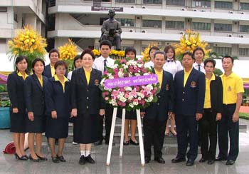 วางพวงมาลา วันมหิดล วันอาทิตย์ที่ 24 กันยายน 2549 รองคณบดี พร้อมด้วยข้าราชการและนักศึกษา ถวายพวงมาลา ที่คณะสาธารณสุข   โรงพยาบาลศิริราช   และ สำนักอธิการบดี มหาวิทยาลัยมหิดล