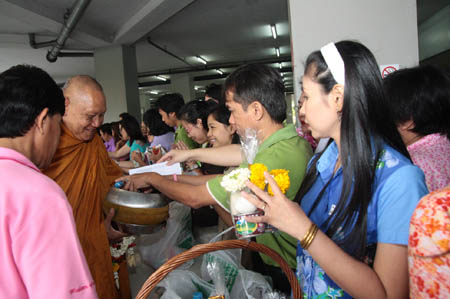 ชาวคณะเภสัชศาสตร์ มหาวิทยาลัยมหิดล พร้อมเพรียงกันทำบุญตักบาตร เนื่องในวันสงกรานต์ 2553