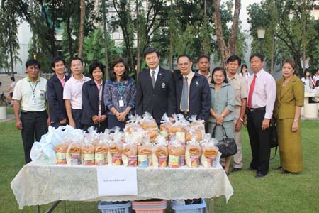 คณบดีร่วมพิธีตักบาตรเนื่องในวาระดิถีขึ้นปีใหม่ ประจำปีพุทธศักราช 2554 ของมหาวิทยาลัยมหิดล