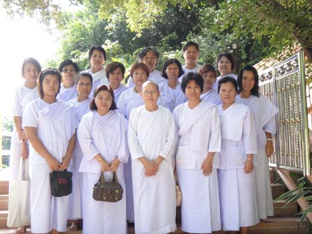 ถือศีล ณ สำนักปฏิบัติแสงธรรมส่องชีวิต