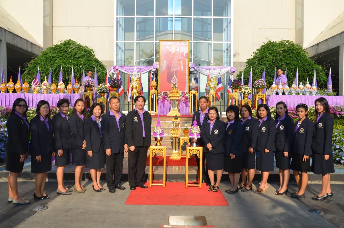 ทำบุญตักบาตร และ วางพานพุ่ม ที่ศาลายา