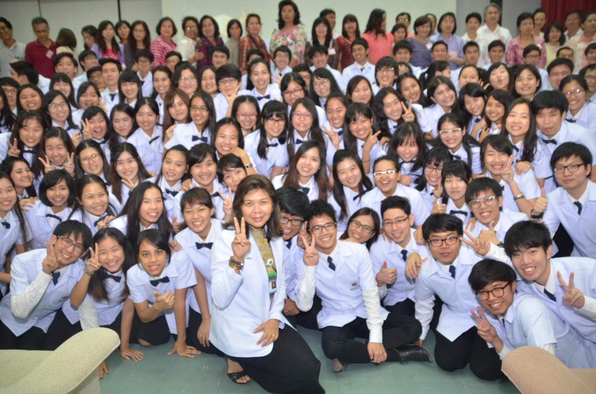 พิธีมอบเสื้อกราวน์ ให้นักศึกษาปีที่ 4 ประจำปี 2558