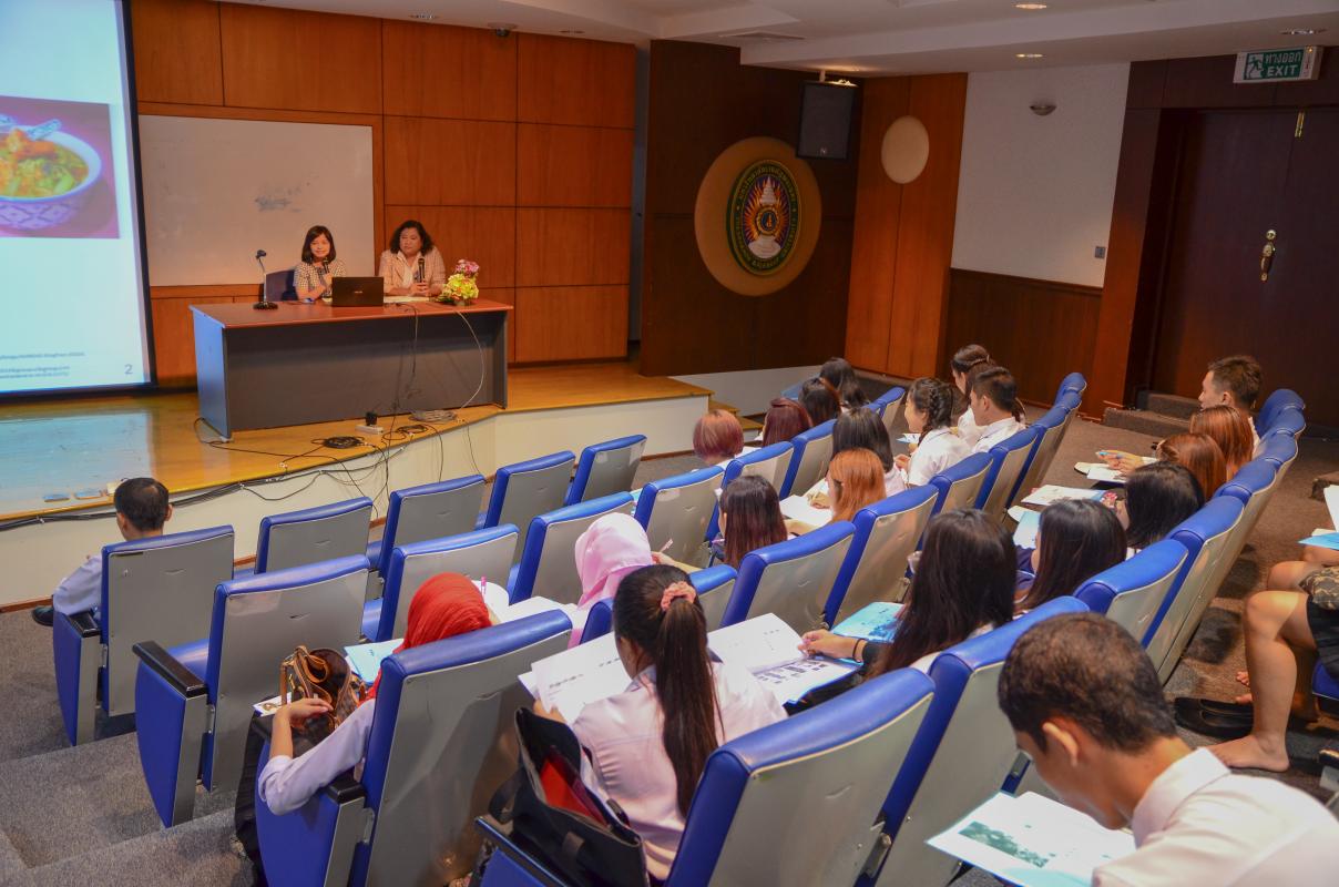 สำนักงานข้อมูลสมุนไพร ได้รับเชิญให้ร่วมเป็นวิทยากรในโครงการอบรมความรู้การใช้ยาและผลิตภัณฑ์จากสมุนไพร
