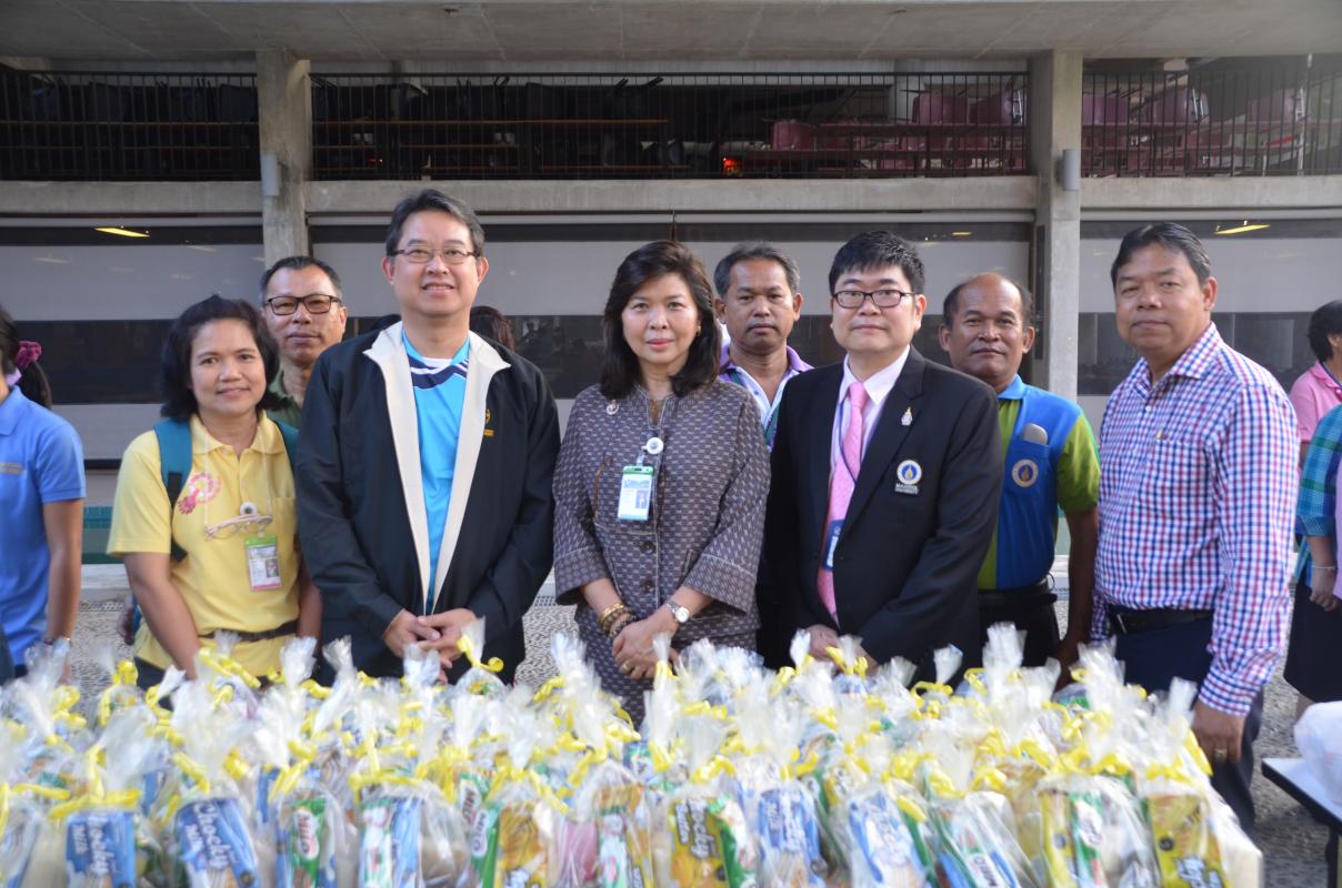 ทำบุญใส่บาตร ที่มหาวิทยาลัยมหิดล เนื่องวันวันปีใหม่