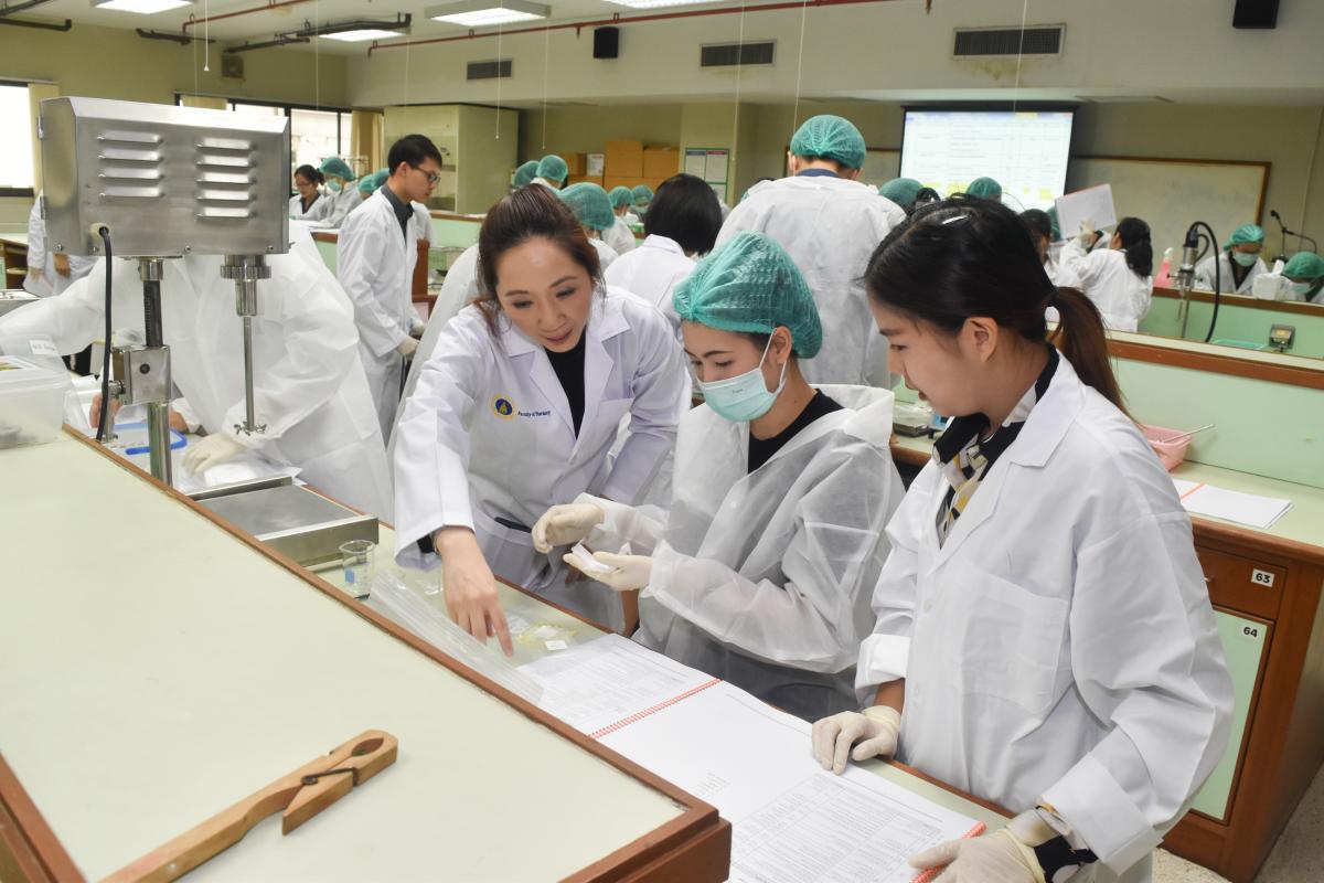 การประชุมวิชาการเชิงปฏิบัติการ ก้าวทันเครื่องสำอาง 2 : All About Sunscreens (ภาคปฏิบัติ)
