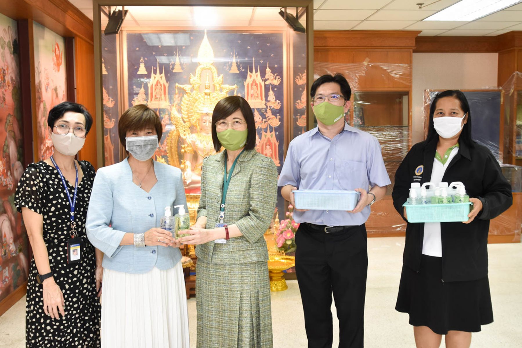 คณะเภสัชศาสตร์ มหาวิทยาลัยมหิดล มอบเจลล้างมือให้กับโครงการเรือปันสุข ณ ทุ่งพญาไท