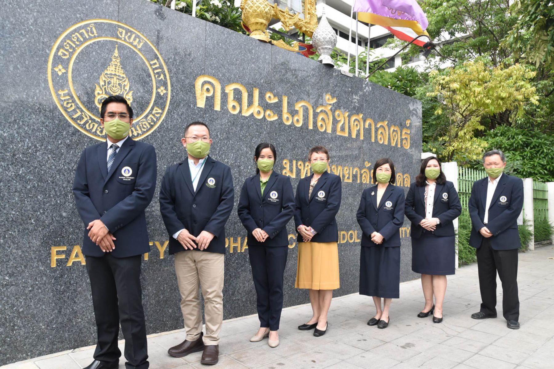 ถ่ายรูปหมู่ผู้บริหารคณะฯ