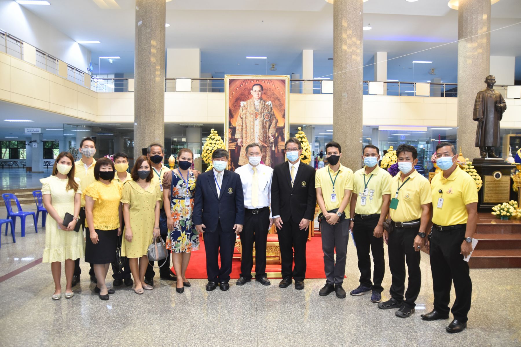 พิธีทำบุญตักบาตรบำเพ็ญกุศล และพิธีถวายราชสดุดีพระบาทสมเด็จพระบรมชนกาธิเบศร มหาภูมิพลอดุลยเดชมหาราช บรมนาถบพิตร เนื่องในวันคล้ายวันสวรรคต