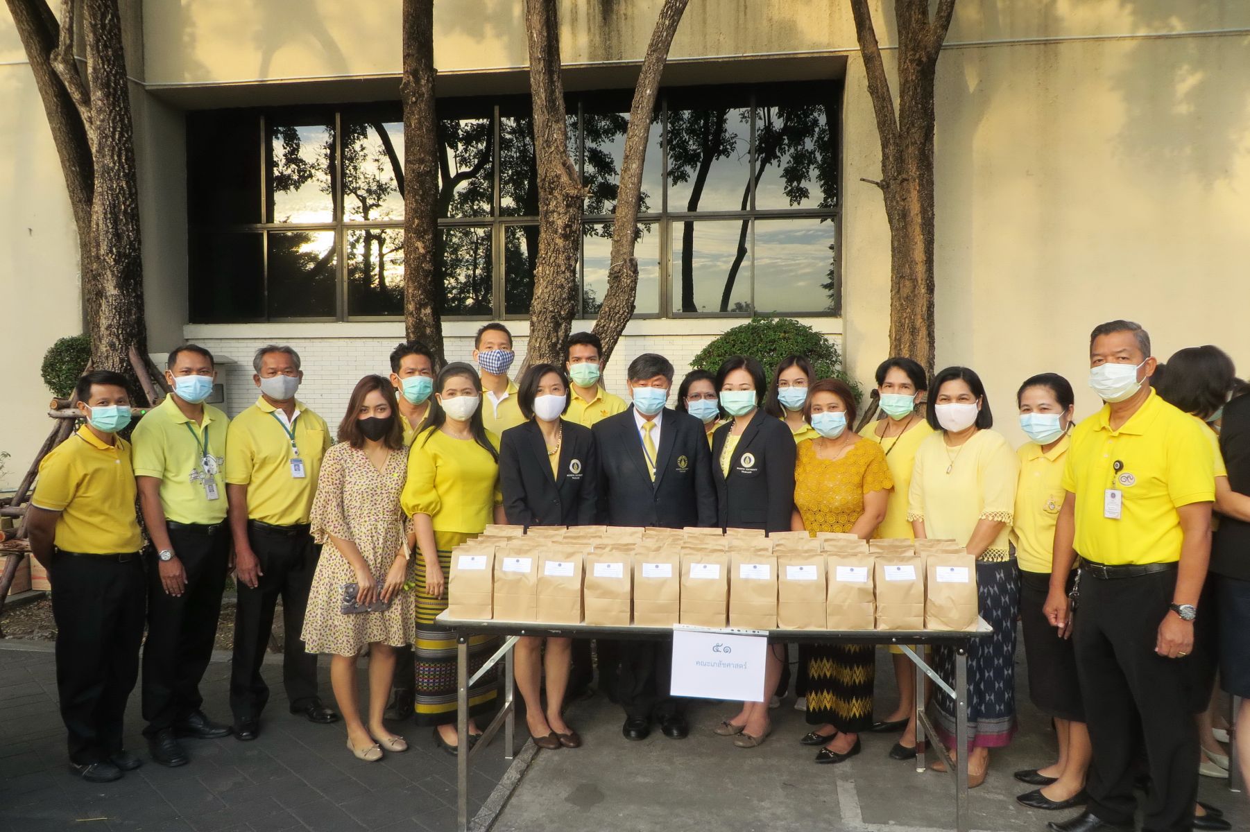 พิธีทำบุญตักบาตร เนื่องในโอกาสวันคล้ายวันพระราชสมภพและวันพ่อแห่งชาติ