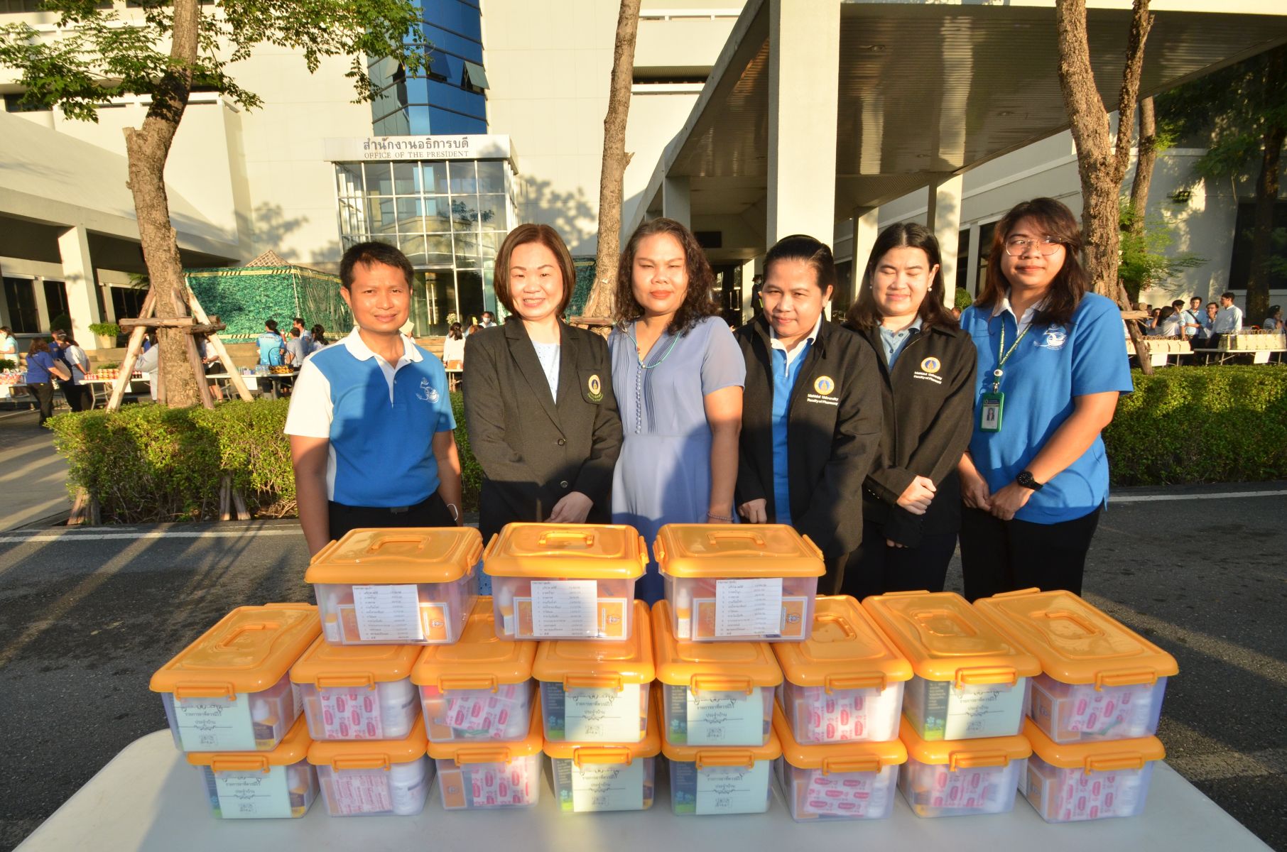 ใส่บาตร กิจกรรมเฉลิมพระเกียรติ สมเด็จพระนางเจ้าสิริกิติ์ พระบรมราชินีนาถ