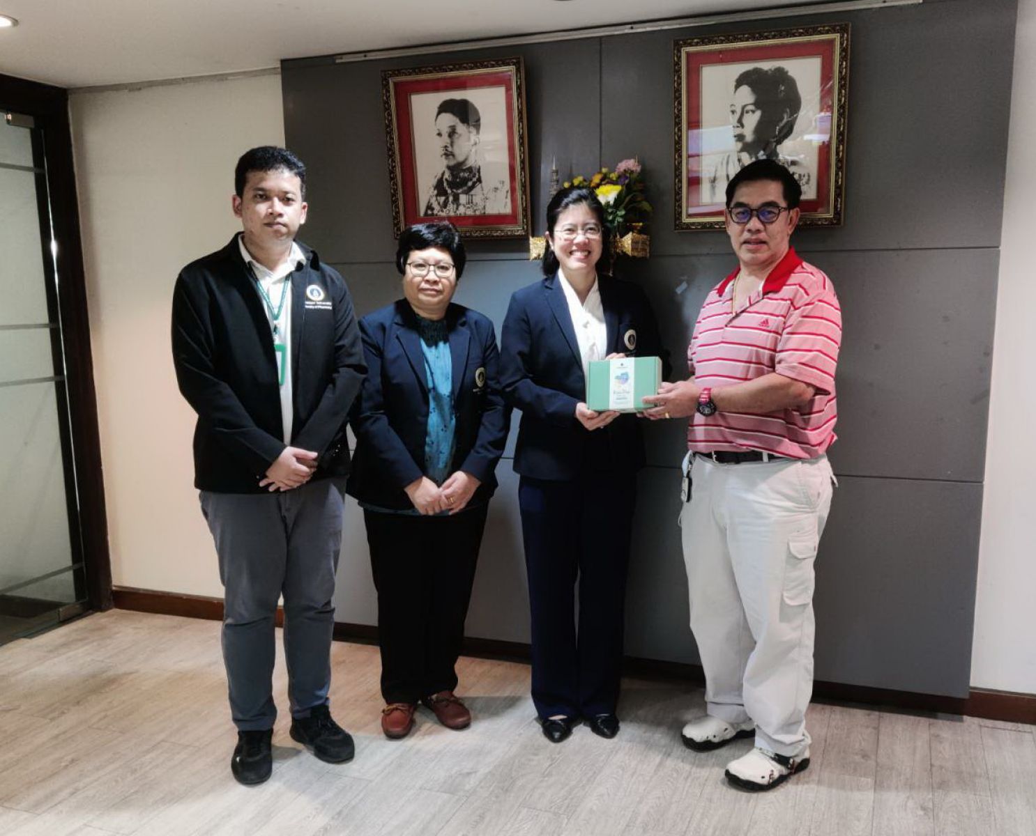 แสดงความขอบคุณมูลนิธิจุมภฏ-พันธุ์ทิพย์