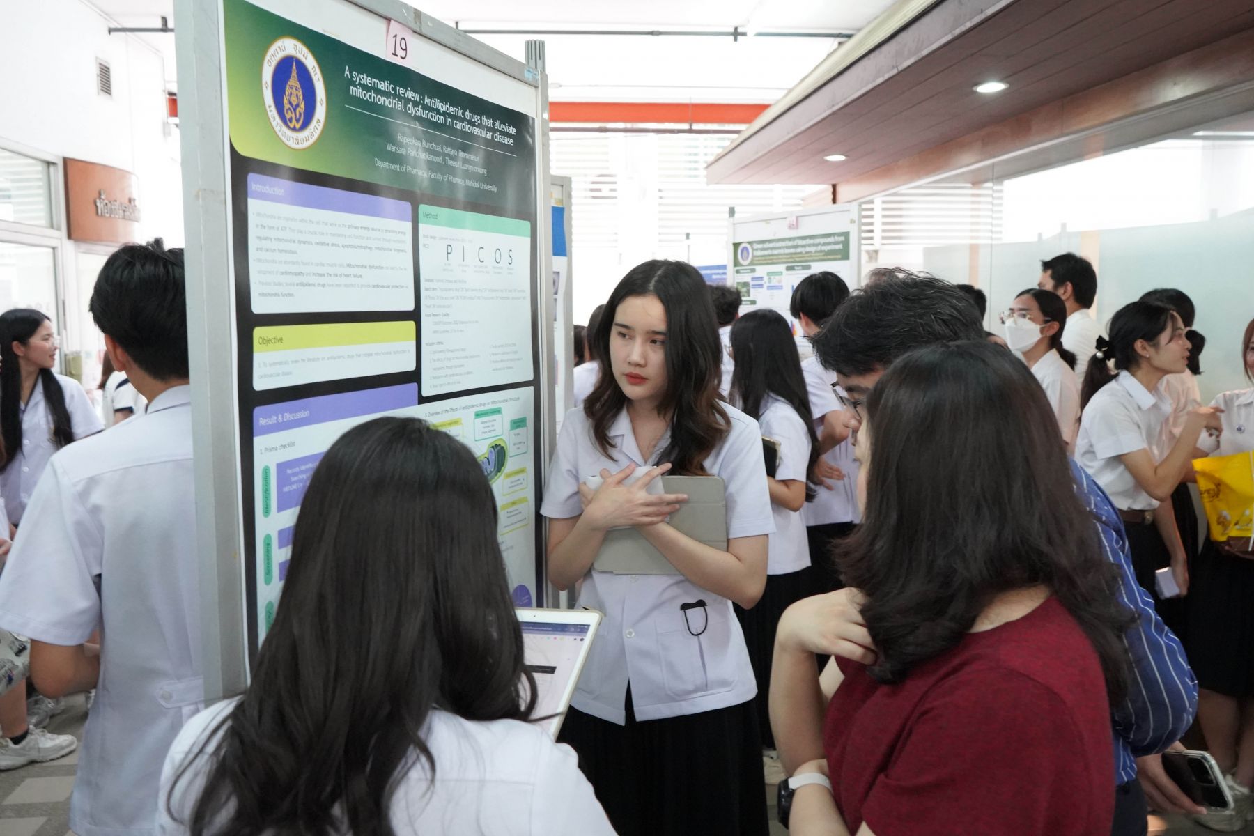 การนำเสนอผลงานโครงการพิเศษโดยโปสเตอร์ของนักศึกษาชั้นปี 5