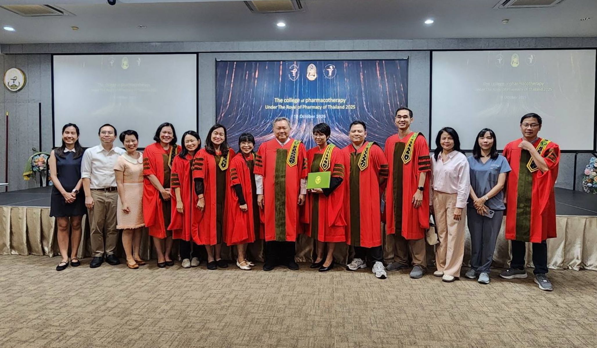 พิธีมอบวุฒิบัตร และ ประกาศนียบัตรแก่เภสัชกรประจำบ้าน แก่ผู้สำเร็จการฝึกอบรมหลักสูตรผู้มีความรู้ความชำนาญในการประกอบวิชาชีพเภสัชกรรม สาขาเภสัชบำบัด ประจำปี 2568 