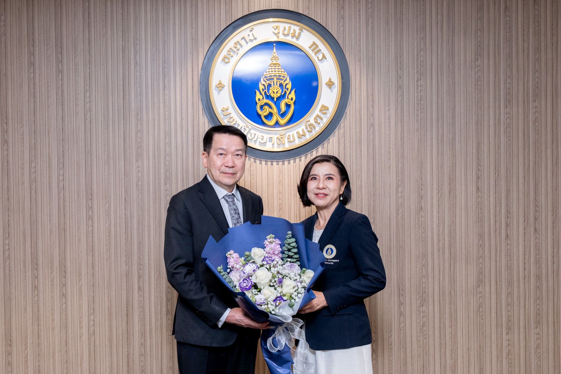 ศาสตราจารย์ ดร. ภญ.ดวงดาว ฉันทศาสตร์ รับมอบช่อดอกไม้จากอธิการบดีมหาวิทยาลัยมหิดล