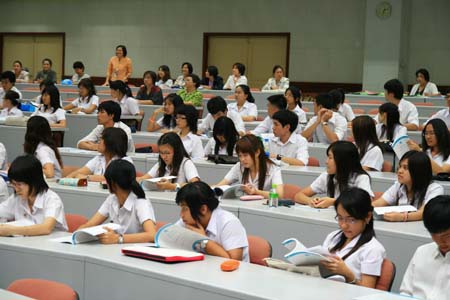 ปฐมนิเทศนักศึกษาเภสัชศาสตร์ชั้นปีที่ ๒ ประจำปีการศึกษา ๒๕๕๔