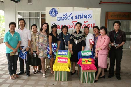 บุคลากรคณะเภสัชร่วมกันจัดงาน เภสัชมหิดล ลดภาวะโลกร้อน เมื่อวันที่ 26 พ.ค. 2553