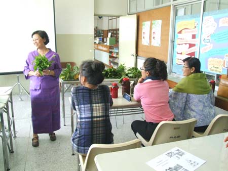 โครงการอบรมความรู้เรื่องโรคและยาแก่ประชาชน เรื่อง กินผักเป็นยา