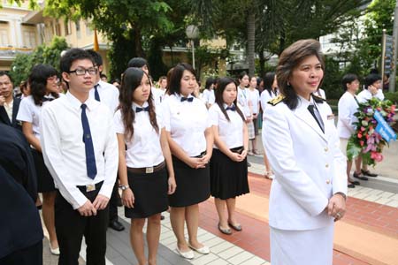 คณบดีร่วมวางพวงมาลาถวายสักการะพระบรมรูปสมเด็จพระมหิดลาธิเบศร อดุลยเดชวิกรมพระบรมราชชนก เนื่องในวันมหิดล ประจำปี 2553