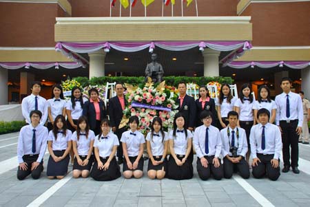 รองคณบดีฝ่ายกิจการนักศึกษาพร้อมบุคลากรและนักศึกษาคณะเภสัชศาสตร์ได้ ร่วมวางพวงมาลาถวายสักการะพระบรมรูปสมเด็จพระมหิดลาธิเบศรฯ เนื่องในวัน มหิดล ที่คณะสาธารณสุข, มหาวิทยาลัยมหิดล ศาลายา และคณะแพทยศาสตร์ศิริราชพยาบาล เมื่อวันเสาร์ที่ 24 กันยายน 2554