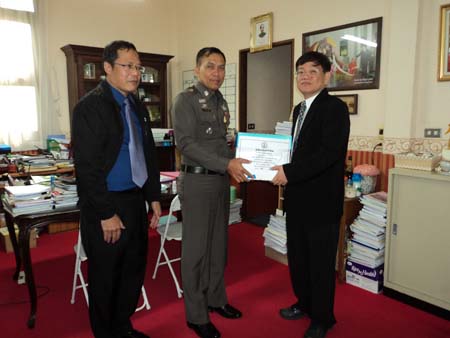 ผศ. ดร. วิเชษฐ์ ลีลามานิตย์ ได้มอบผลิตภัณฑ์โลชั่นตะไคร้หอมไล่ยุง ที่ผลิตขึ้นโดยได้รับการสนับสนุนจาก สำนักงานกองทุนสนับสนุนการสร้างเสริมสุขภาพ (สสส.)