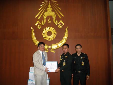 ผศ. ดร. วิเชษฐ์ ลีลามานิตย์ ได้มอบผลิตภัณฑ์โลชั่นตะไคร้หอมไล่ยุง ที่ผลิตขึ้นโดยได้รับการสนับสนุนจาก สำนักงานกองทุนสนับสนุนการสร้างเสริมสุขภาพ (สสส.) จำนวน 1500 ขวด ให้แก่ กรมกิจการพลเรือนทหารบก