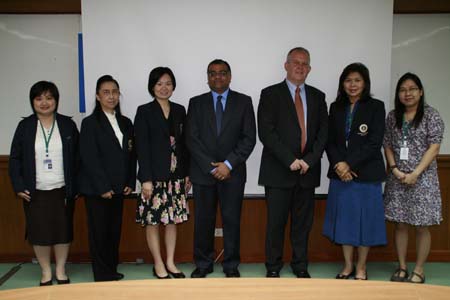 คณบดีให้การต้อนรับ Dr. Michael R. Munday จาก University of London
