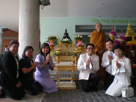 คณะเภสัชศาสต์ ร่วมประดับตกแต่ง การจัดโต๊ะหมู่บูชาเพื่อเข้าร่วมในโอกาสเฉลิมฉลองพุทธชยันตี 2600 ปี แห่งการตรัสรู้ของพระพุทธเจ้า ณ บริเวณอาคารศูนย์การเรียนรู้ มหาวิทยาลัยมหิดล ศาลายา นครปฐม ระหว่างวันที่ 31 พฤษภาคม - 1 มิถุนายน 2555