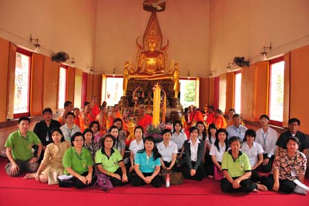กิจกรรม "ถวายเทียนพรรษาและผ้าอาบน้ำฝน" ณ วัดสนามนอก อำเภอบางกรวย จังหวัดนนทบุร
