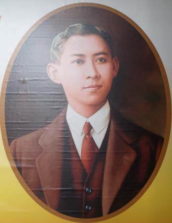 คณบดีร่วมวางพวงมาลาถวายสักการะพระบรมรูปสมเด็จพระมหิดลาธิเบศร อดุลยเดชวิกรมพระบรมราชชนก เนื่องในวัน มหิดล ประจำปี 2552 เมื่อวันที่ 24 กันยายน 2552 