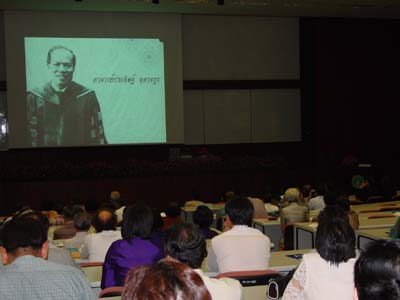 ภาพบรรยากาศงานแสดงปาฐกถาพิเศษ ประดิษฐ์ หุตางกูล ครั้งที่ 2 เรื่อง<b> วิวัฒนาการการศึกษาเภสัชศาสตร์ในประเทศไทย</b> โดย ศาสตราจารย์ ดร.สสี ปันยารชุน วันพุธที่ 22 มิถุนายน 2548 เวลา 13.00 น. ณ ห้องประชุม 302 อาคารเทพรัตน์ 