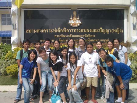 เมื่อวันเสาร์ที่ 10 พฤศจิกายน 2550 ชมรมพุทธศาสน์ คณะเภสัชศาสตร์ ได้จัดกิจกรรม “โครงการอาสาสมัครช่วยเหลือสังคม” ณ สถานสงเคราะห์ผู้พิการทางสมองและปัญญา บ้านราชาวดี ในการดูแลผู้พิการทางสมองที่ไม่สามารถช่วยเหลือตนเองได้ ในด้านเครื่องอุปโภคและบริโภคต่างๆ