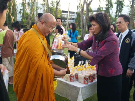 พิธีทำบุญตักบาตร เพื่อดำรงไว้ซึ่งวัฒนธรรมประเพณีอันดีงามของไทย