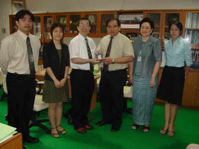 เมื่อวันที่ 4 เมษายน 2549 Professer Hirofumi Taiteuchi จาก Gifu Pharmacutical Universit ประเทศญี่ปุ่น พร้อมด้วย ภก.อ.ดร.พรศักดิ์ ศรีอมรศักดิ์ อาจารย์ประจำภาควิชาเทคโนโลยีเภสัชกรรม มหาวิทยาลัยศิลปากร เข้าพบ ศ.ดร.อำพล ไมตรีเวช คณบดี และ ผศ.ดร.มนต์ชุรี นิติพน รองคณบดีฝ่ายวิเทศสัมพันธ์ เพื่อเจรจาความร่วมมือระหว่างคณะเภสัชศาสตร์ มหิดล และ  Gifu Pharmacutical University