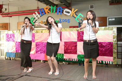Pharmaoke Singing Contest 2006....ผ่านไปแล้วนะครับสำหรับรอบคัดเลือก เป็นไปอย่างอบอุ่นและเป็นกันเองและยังได้รับเกียรติจาก อ.สุภาภรณ์ พงศกร มาเป็นประธานในพิธีเปิดพร้อมทั้งโชว์พลังเสียงในงานด้วย นอกจากนั้นยังมี อ.ลิขสิทธิ์ วงศ์ศรศักดิ์,อ.ปราโมทย์ ธีรพงษ์ และ อ.กิตติพงศ์ วีรวัฒนเมธินทร์ มาร่วมร้องเพลงในงานนี้ นอกจากนั้นผู้สื่อข่าวยังรายงานอีกว่ามีศิลปินเกิดใหม่อีกมากมายไม่ว่าจะเดี่ยว คู่ หรือทีม ซึ่งลีลาแต่ล่ะคนนั้นสุดจะบรรยายได้ และสำหรับผู้ที่พลาดชมในรอบคัดเลือก ยังร่วมชมและเชียร์ในรอบชิงได้ ในวันที่ 15 พ.ย.49 ......อย่าลืม 1 ปีมีครั้งเดียว......ข่าว Champ/P1