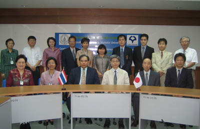 พิธีลงนามความร่วมมือระหว่างคณะเภสัชศาสตร์กับ School of Pharmaceutical Sciences,Osaka University,Osaka,Japan. โดย ศ.ดร.อำพล ไมตรีเวช  และ Professor Dr. Hiroshi Yamamoto โดยมีคณาจารย์จาก Osaka University,รองคณบดีคณะเภสัชฯ,หัวหน้าภาควิชาและกรรมการวิเทศสัมพันธ์ร่วมในพิธีลงนาม ณ ห้องประชุม 606 อาคารราชรัตน์ วันพุธที่ 8 มีนาคม 2549