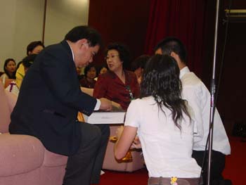 พิธีไหว้ครูคณะเภสัชศาสตร์ ม.มหิดล เริ่มจากคณบดีให้โอวาทนักศึกษา เจิมหนังสือ มอบรางวัล-วุฒิบัตร และมอบทุนการศึกษา แก่นักศึกษาที่เรียนดี จากนั้นมีการแนะนำโครงการ เภสัชศาสตร์เพื่อสุขภาพชุมชน:แนวคิดใหม่ในการจัดการเรียนการสอนเภสัชศาสตร์