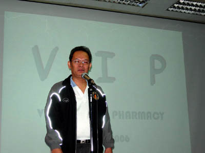 สโมสรนักศึกษาคณะเภสัชศาสตร์ ได้จัดกิจกรรม V.I.P (Variety in Pharmacy) เพื่อให้นักศึกษาชั้นปีที่ 1 ได้เรียนรู้และเข้าใจถึงการเรียนในคณะเภสัชศาสตร์ โดยมี รองคณบดีฝ่ายกิจการนักศึกษาและกิจกรรมพิเศษ เป็นประธานเปิดงานและร่วมในกิจกรรม เมื่อวันเสาร์ที่ 27 พ.ค. 2549 ณ คณะเภสัชศาสตร์ 
