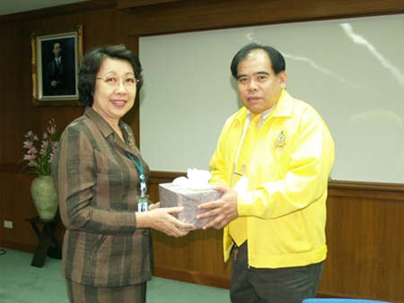 คณบดีมอบของที่ระลึก