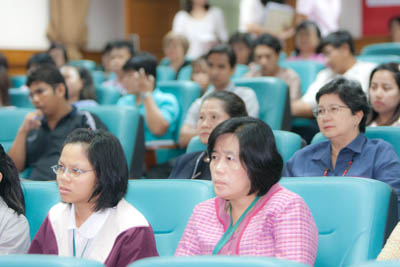บุคลากรของคณะเภสัชฯ พร้อมเพรียงกันรับฟัง เกาะติดสถานการณ์แนวทางพัฒนาคณะเภสัชศาสตร์ ครั้งที่ 3  ณ ห้อง 206 อาคารราชรัตน์ วันที่ 21 ก.ค. 2552