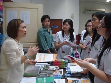 ฝ่ายกิจการนักศึกษาได้ประสานงานกับ  องค์การเภสัชกรรม  บริษัท Study overseas centre  บริษัท Siam Pharmaceutrical   บริษัท Roche  บริษัท Drug store  ให้มาชี้แจง  และแนะแนวทางเกี่ยวกับการสมัครงาน     เพื่อเป็นประโยชน์และเป็นการให้ความรู้เบื้องต้นในการสมัครงานแก่นักศึกษา ในวันพุธที่ 21 ตุลาคม 2552  ห้อง  202  และ  ชั้น 2  อาคารเทพรัตน์   