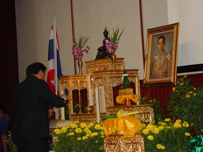 พิธีถวายสัตย์ปฏิญาณเพื่อเป็นข้าราชการที่ดีและพลังของแผ่นดิน เนื่องในวโรกาส วันเฉลิมพระชนมพรรษาของพระบาทสมเด็จพระเจ้าอยู่หัว ปีพุทธศักราช 2548 วันศุกร์ที่ 2 ธันวาคม 2548 ณ ห้อง 302 อาคารเทพรัตน์ คณะเภสัชศาสตร์ มหาวิทยาลัยมหิดล