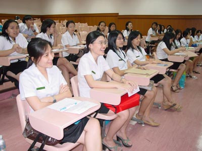 พิธีกล่าวคำสัตย์ปฏิญาณ ของนักศึกษาเภสัชศาสตร์ รุ่น 32 ที่กำลังจะสำเร็จการศึกษาในภาคการศึกษานี้ เมื่อวันที่ 16 ก.พ. 2548