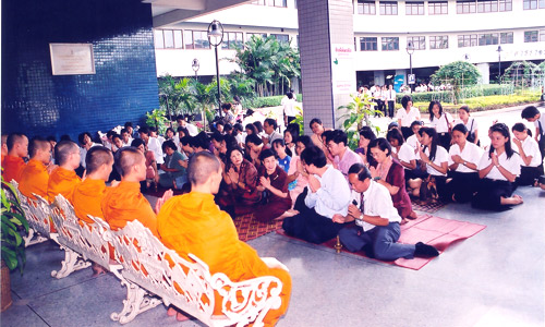 บรรยากาศยามเช้าของ ชมรมพุทธศาสนาที่จัดงานทำบุญตักบาตรขึ้น