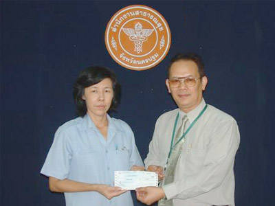 มอบเงินสินไหมทดแทนแก่ครอบครัวนักศึกษาที่ประสบอุบัติเหตุ ณ จังหวัดตรัง