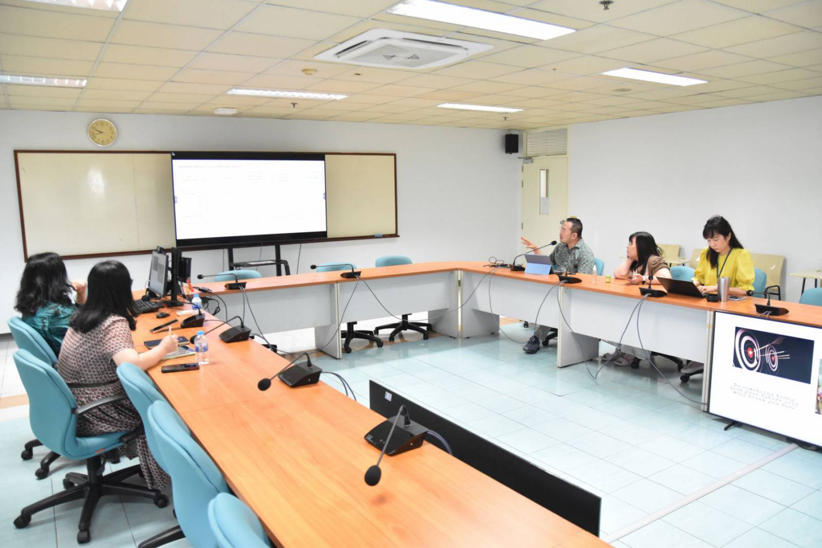สำนักงานบริการวิชาการและธุรกิจจัดประชุมหารือแนวทางการพัฒนาบริการวิชาการของคณะฯ สู่ความเป็นเลิศเพื่อวิชาชีพและสังคม