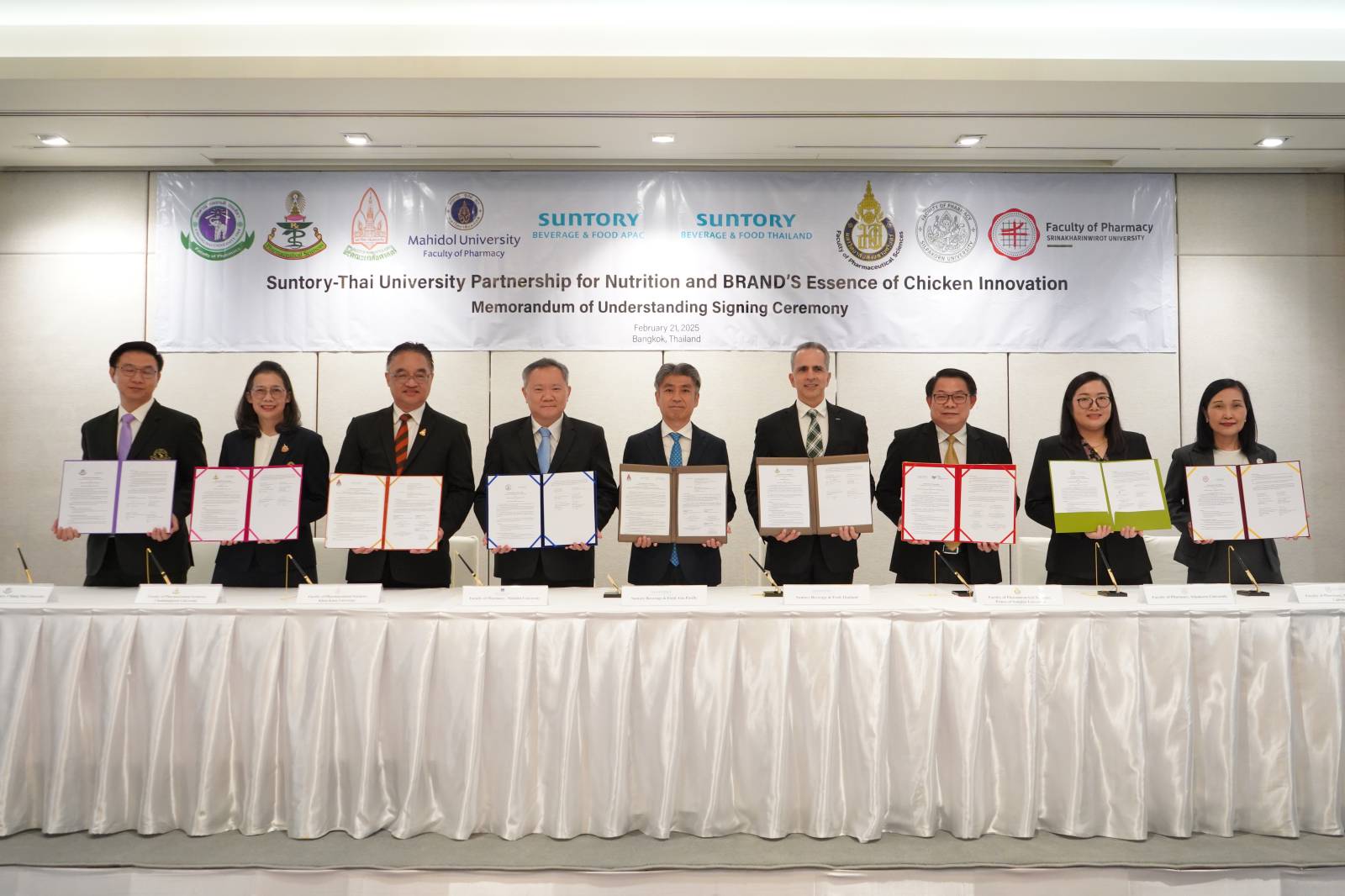 เภสัชมหิดลร่วมลงนามความร่วมมือกับบริษัทซันโตรี่ เสริมสร้างนวัตกรรมและวิจัยประสิทธิภาพ ‘ซุปไก่สกัด’ ด้านการชะลอวัย เพื่อส่งเสริมสุขภาพและคุณภาพชีวิต
